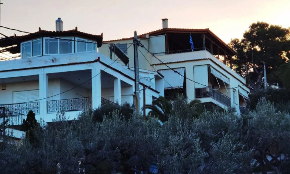 Καλύβια-μητέρα πατροκτόνου: Τα οικονομικά προβλήματα η αιτία που παρέμεινε ο γιος μου στον πατέρα του
